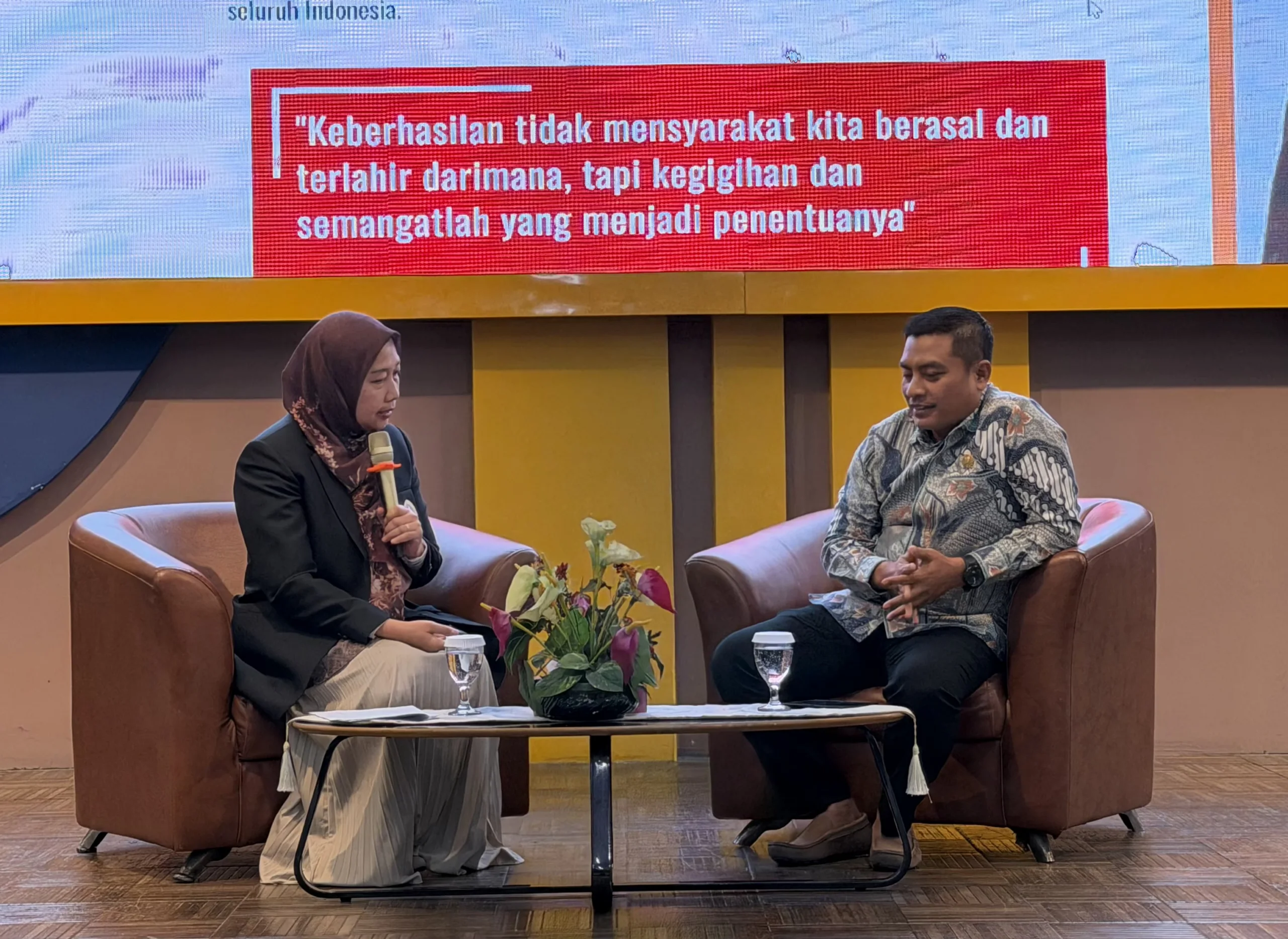 Posisi sebelah kanan, Anggota DPRD Provinsi Jawa Timur Komisi E, Dr H Puguh Wiji P MM saat memaparkan materi dalam Policase