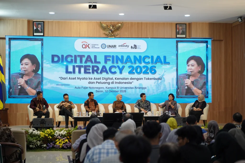 Dyah NK Makhijani, Presiden Komisaris PT Visionet Internasional (OVO) sekaligus Alumni Universitas Airlangga, memaparkan pentingnya inklusivitas dan kurasi aset dalam investasi RWA pada seminar Digital Financial Literacy 2026 di Aula Fajar Notonegoro, Senin (12/10/2026). (Foto: Humas UNAIR)