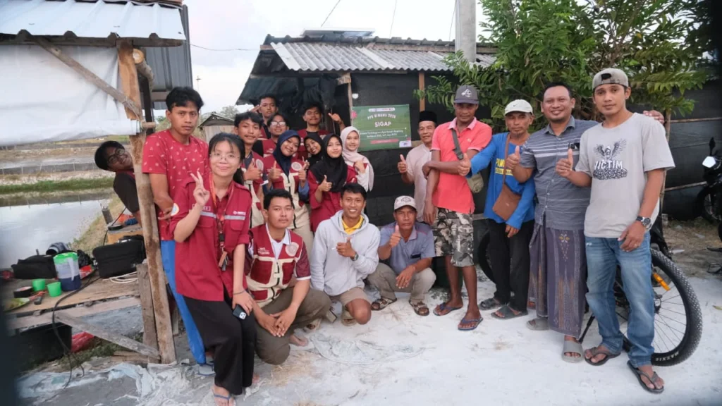 Foto bersama IMERCY dan BEM FPK bersama masyarakat Desa Tanjangawan, Gresik dalam pelaksanaan program SIGAP (Foto : IMERCY dan BEM FPK UNAIR).
