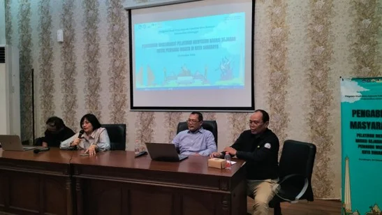 Koordinator Pengabdian Masyarakat, Prof Dr Purnawan Basundoro MHum yang mengenakan kemeja biru duduk bersama akademisi lainnya saat mengikuti agenda “Pelatihan Menyusun Narasi Sejarah untuk Pemandu Wisata di Kota Surabaya” pada Sabtu (24/10/2026) (foto: Istimewa)