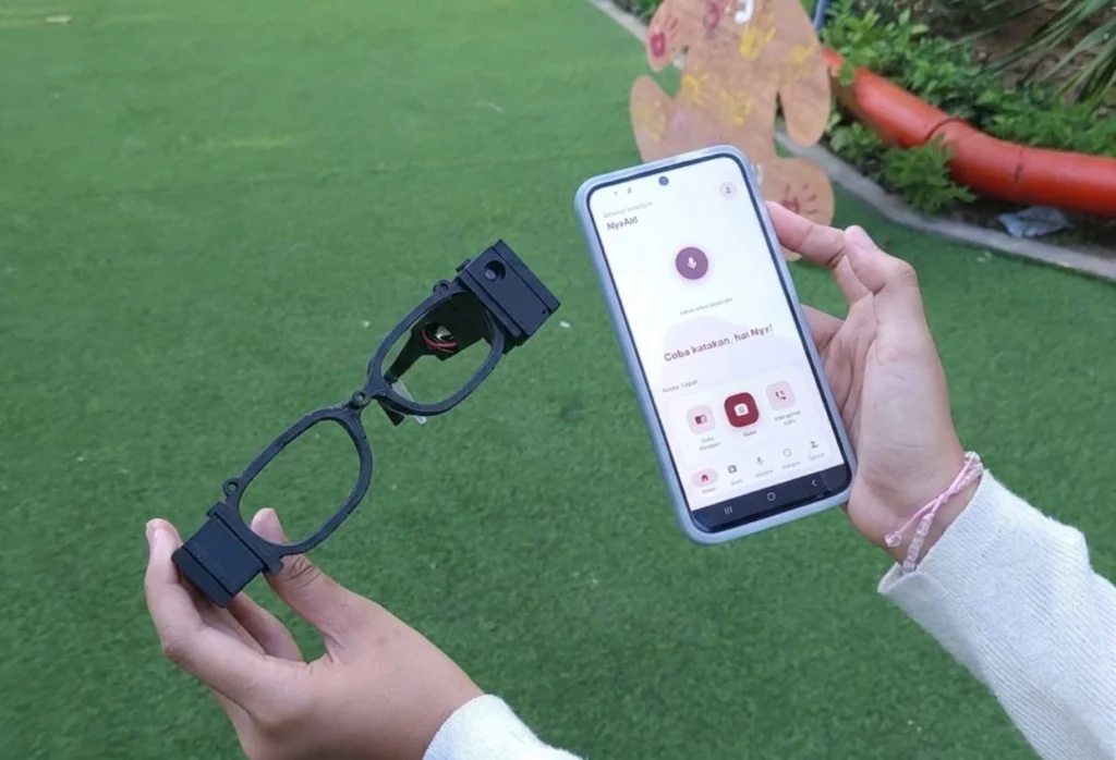 Prototipe perangkat smart glasses dan antarmuka aplikasi mobile NyxAId berbasis Generative AI yang dirancang untuk memberikan panduan suara pertolongan pertama bagi penyandang tunanetra. (Foto: Istimewa)