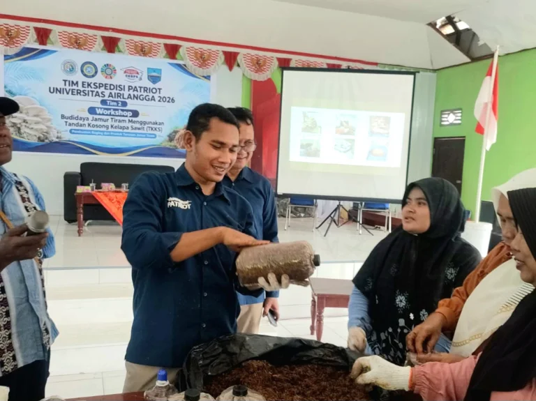 Tim Ekspedisi Patriot UNAIR Olah Limbah Sawit Jadi Jamur Tiram