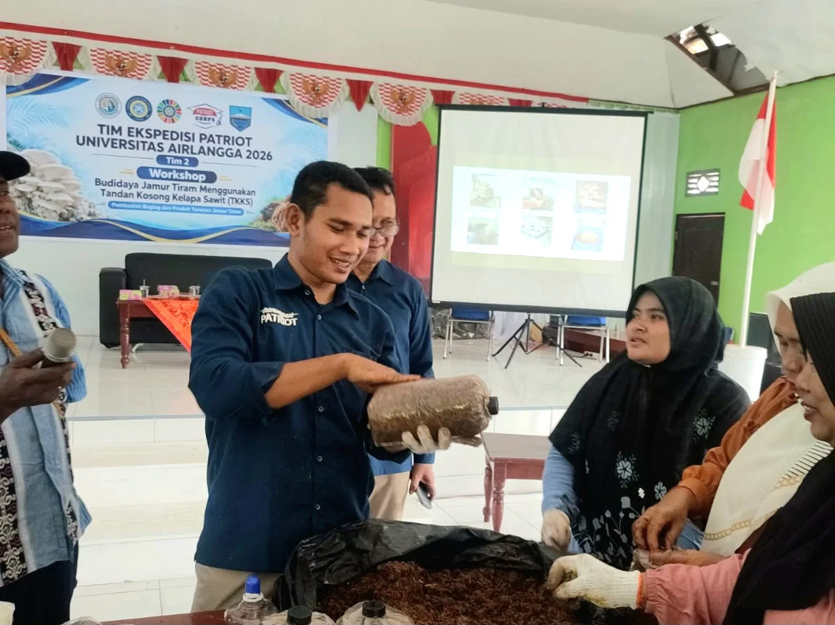 Tim Ekspedisi Patriot UNAIR memberikan pelatihan pembuatan baglog jamur tiram berbahan tandan kosong kelapa sawit kepada masyarakat Kampung Desay, Prafi, Kamis (8/10/2026). (Foto: Maia Chaerunnisa)
