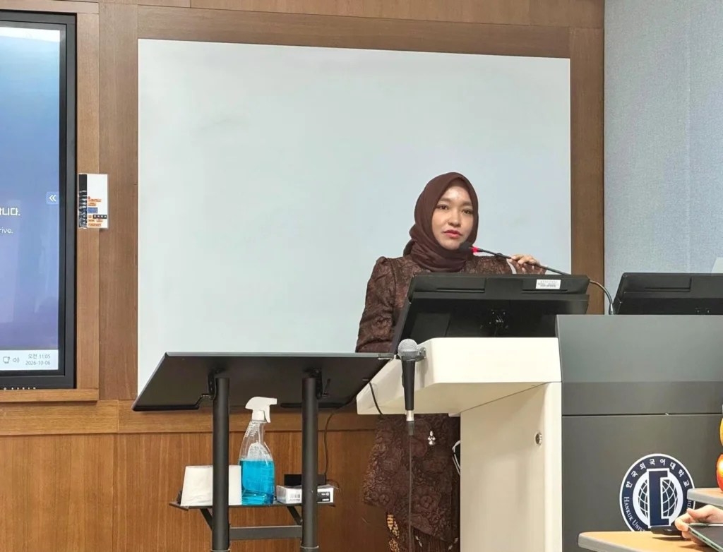 Mengajar di HUFS, Akademisi UNAIR Buka Jalan Internasionalisasi Sastra Indonesia