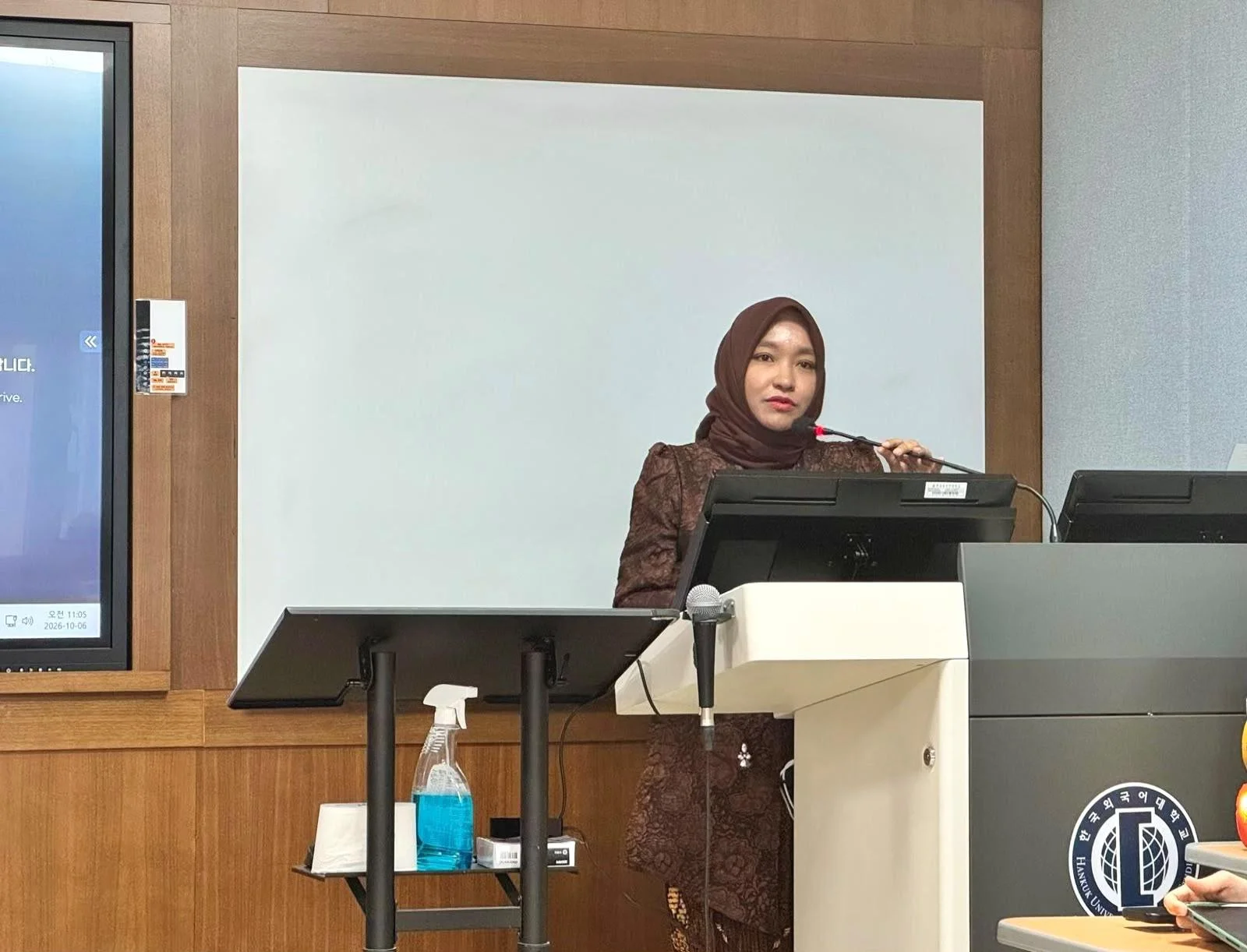 Dr Dr Nadya Afdholy SHum MPd MHum, Dosen Fakultas Ilmu Budaya (FIB), Universitas Airlangga (UNAIR) saat mengikuti Diskusi Meja Bundar “Mampukah Sastra Indonesia Mendunia?” yang bekerja sama dengan The Korea-Indonesia Center di Gedung Pascasarjana, HUFS pada Selasa (6/10/2026) (foto: narasumber)