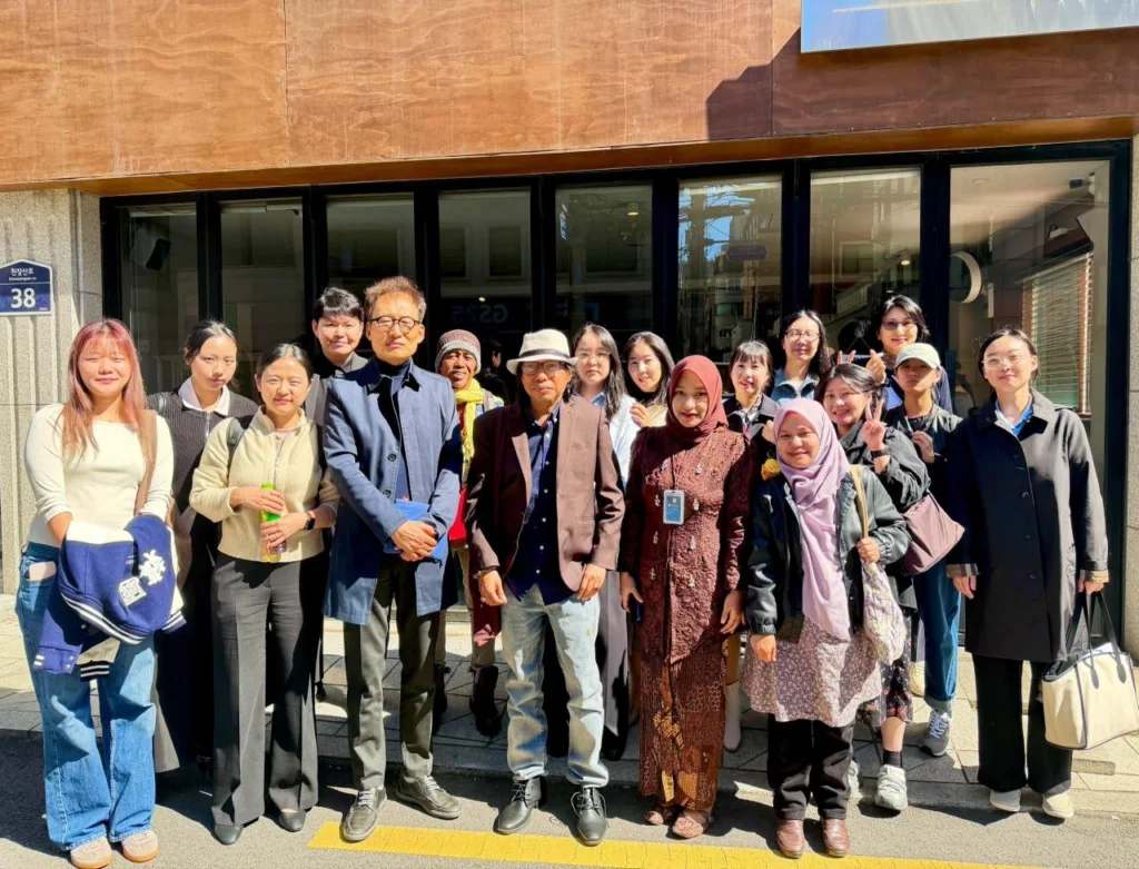 Dr Nadya Afdholy SHum MPd MHum, Dosen Fakultas Ilmu Budaya (FIB), Universitas Airlangga (UNAIR) bersama akademisi Hankuk University of Foreign Studies (HUFS), Korea Selatan (foto: narasumber)
