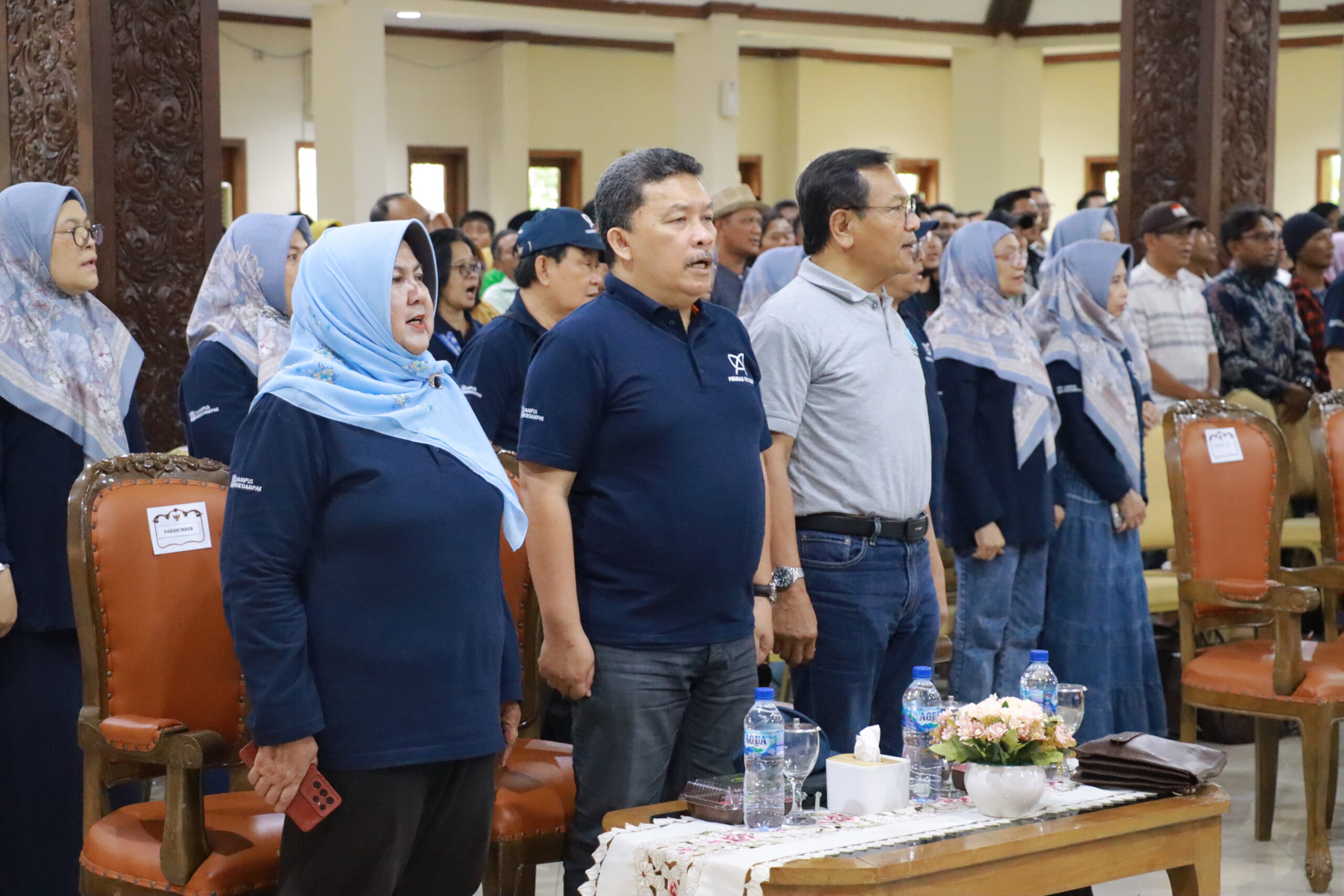 ketiga pakar FKH UNAIR, Prof Dr Mirni Lamid drh MP, Prof Dr Eduardus Bimo Aksono Herupranoto drh Mkes, dan Prof Dr Fedik Abdul Ratam drh pada saat acara sarasehan dan penyampaian materi pternakan di Pendopo Lamongan pada Selasa (29/9/2026). (Foto: PHMP UNAIR)