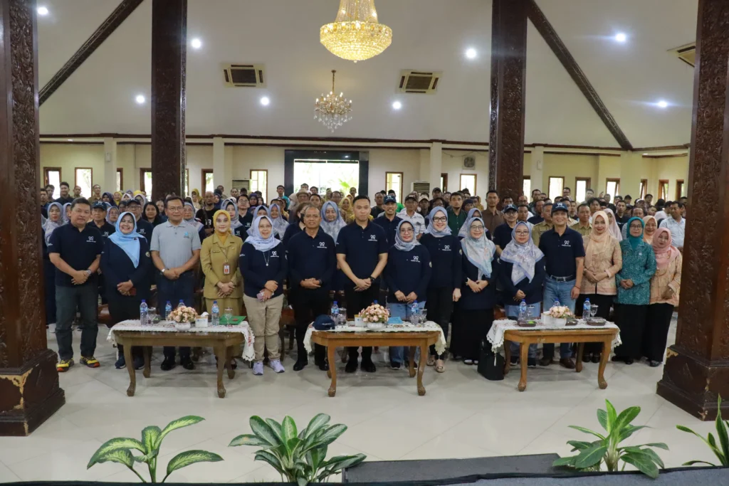 Sesi foto bersama sarasehan pengabdian masyarakat FKH UNAIR di Pendopo Lamongan, Selasa (29/9/2026). (Foto: PHMP UNAIR)
