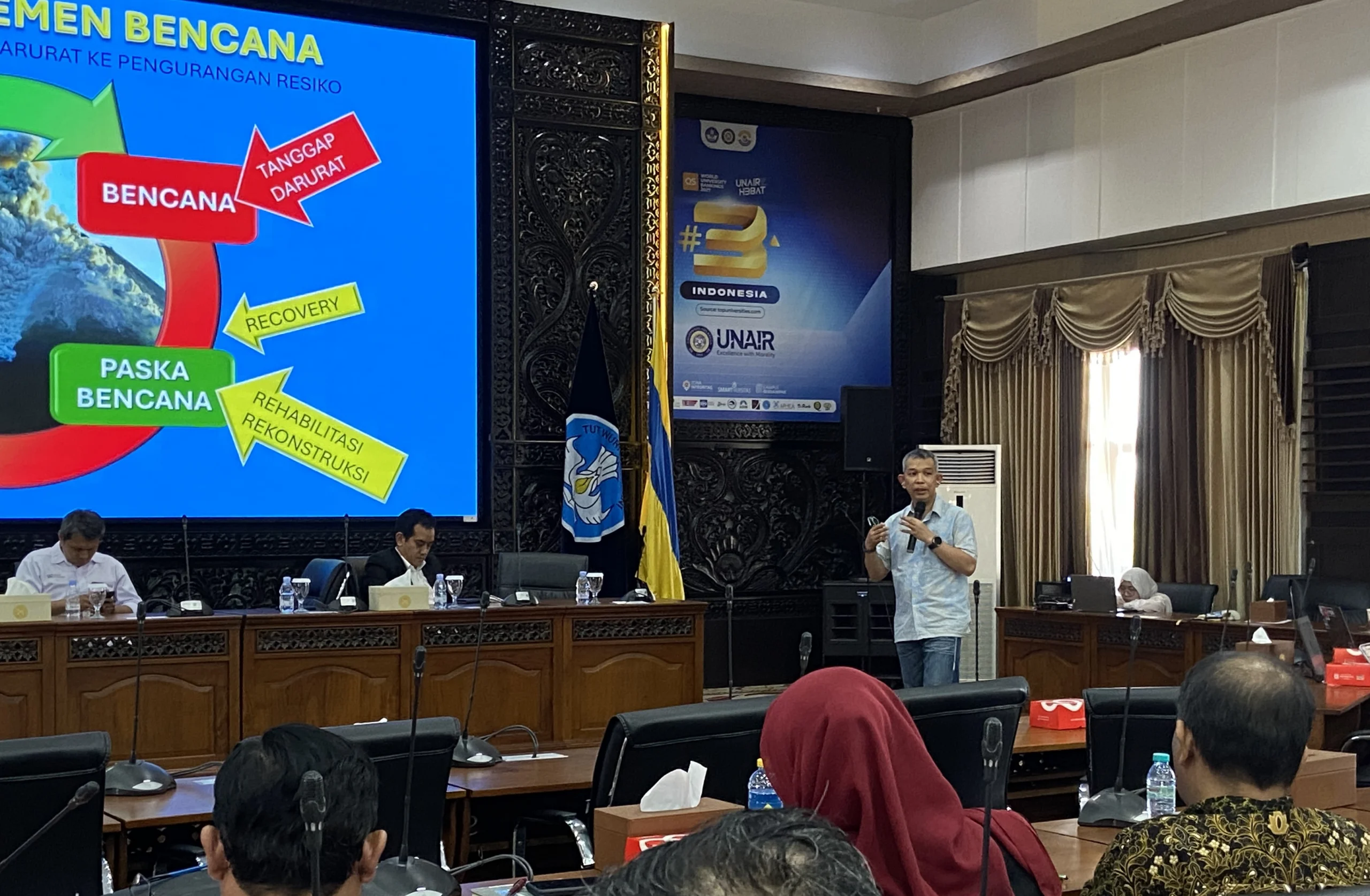 Kepala Departemen Ortopedi dan Traumatologi FK UNAIR, RSUD Dr Soetomo, Dr Teddy Heri Wardhana SpOT Subsp TLBM(K), saat memaparkan materi mengenai Emergency Medical Team (EMT) pada sesi paralel konferensi internasional SDGs CONNECT 2026 di Hall Amerta Gedung Rektorat Kampus MERR-C UNAIR, Jumat (16/10/2026). (Foto: Humas UNAIR)