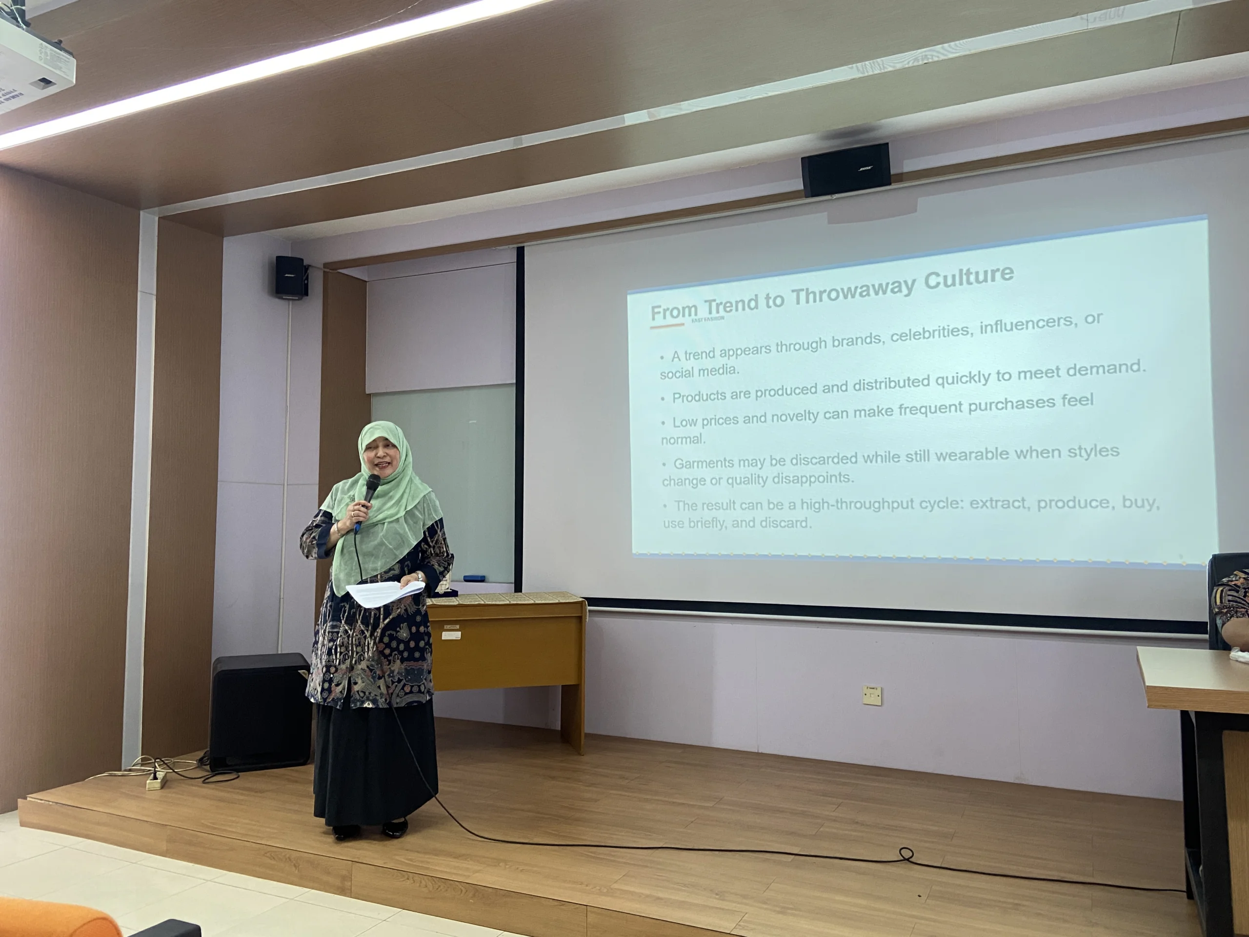 Wakil Dekan FIB UNAIR, Dr Dewi Meyrasyawati SS MA, saat memaparkan materi mengenai fenomena fast fashion dan throwaway culture pada gelaran AICECS 2026 di Kampus C UNAIR, Selasa (20/10/2026). (Foto: Dok. Istimewa)