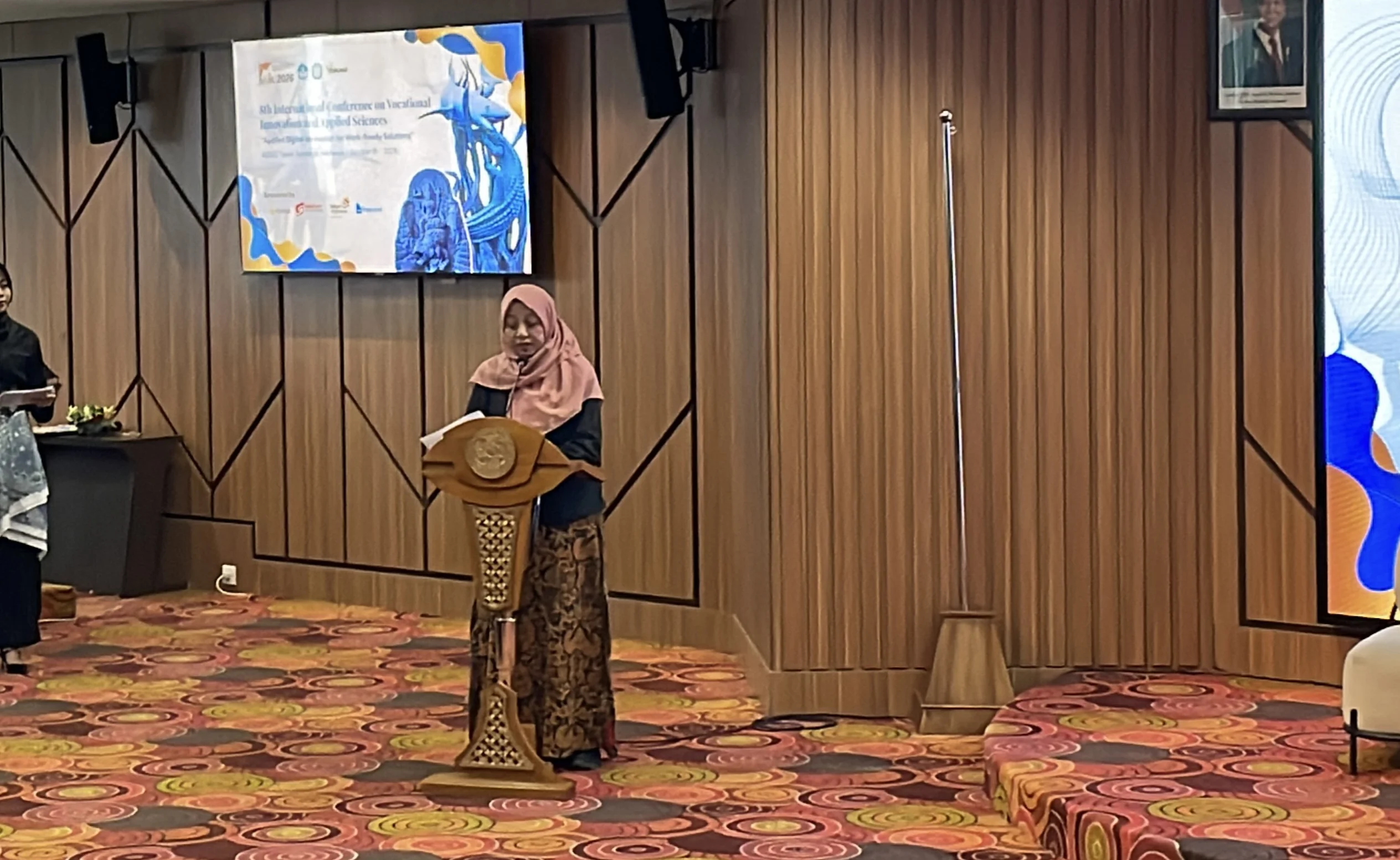 Dekan Fakultas Vokasi UNAIR, Prof Dian Yulie Reindrawati SSos M M PhD, menyampaikan sambutan pembuka dalam International Conference on Vocational Innovation and Applied Sciences (ICVIAS) 2026. (Foto: Maia Chaerunnisa)