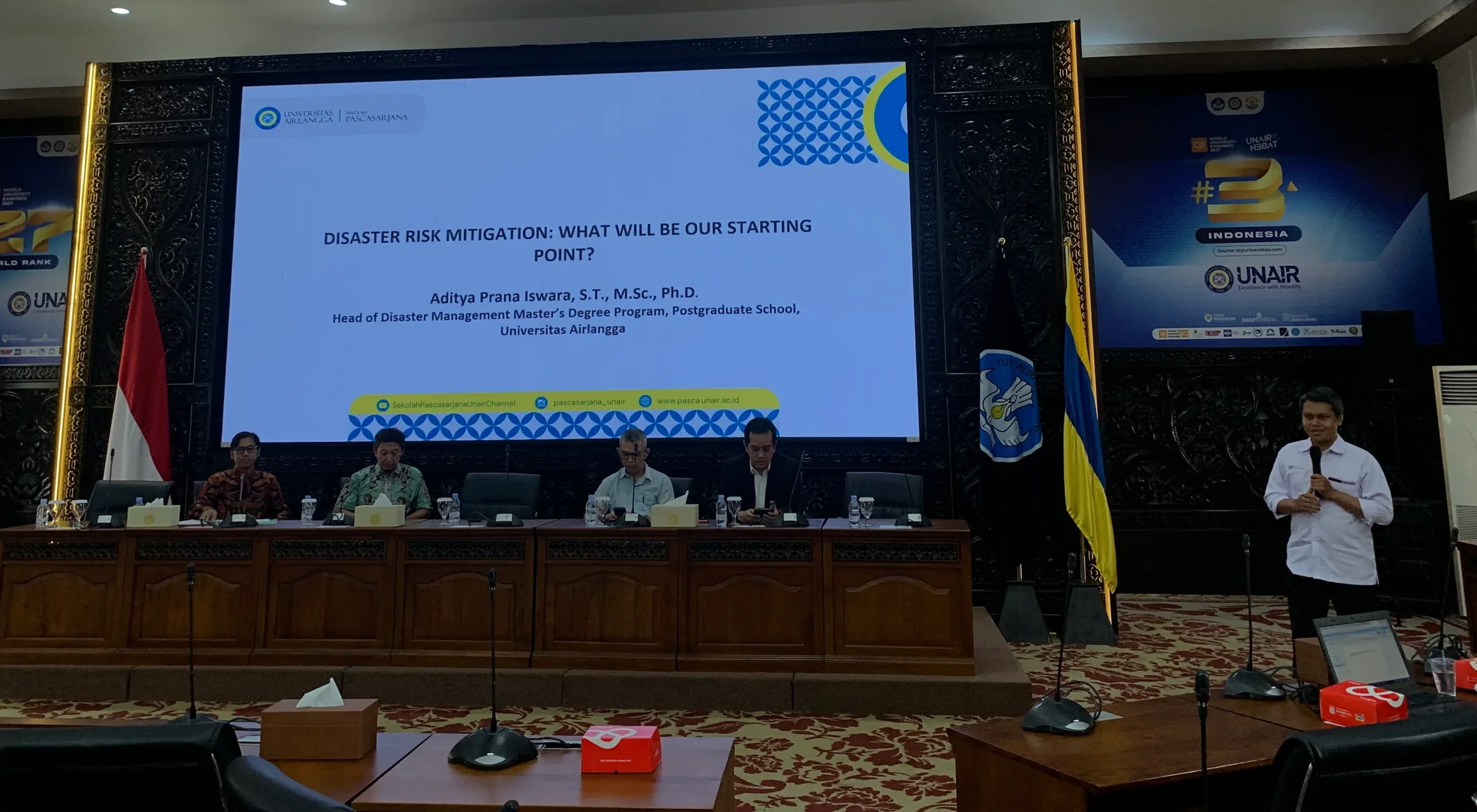 Aditya Prana Iswara ST MSc PhD memaparkan paradoks manajemen bencana dalam sesi satelit Garda Ksatria Airlangga, Mahagana, dan IKA UNAIR di Kampus MERR-C, Jumat (16/10/2026). (Foto: Farelnanda Ramadhani)