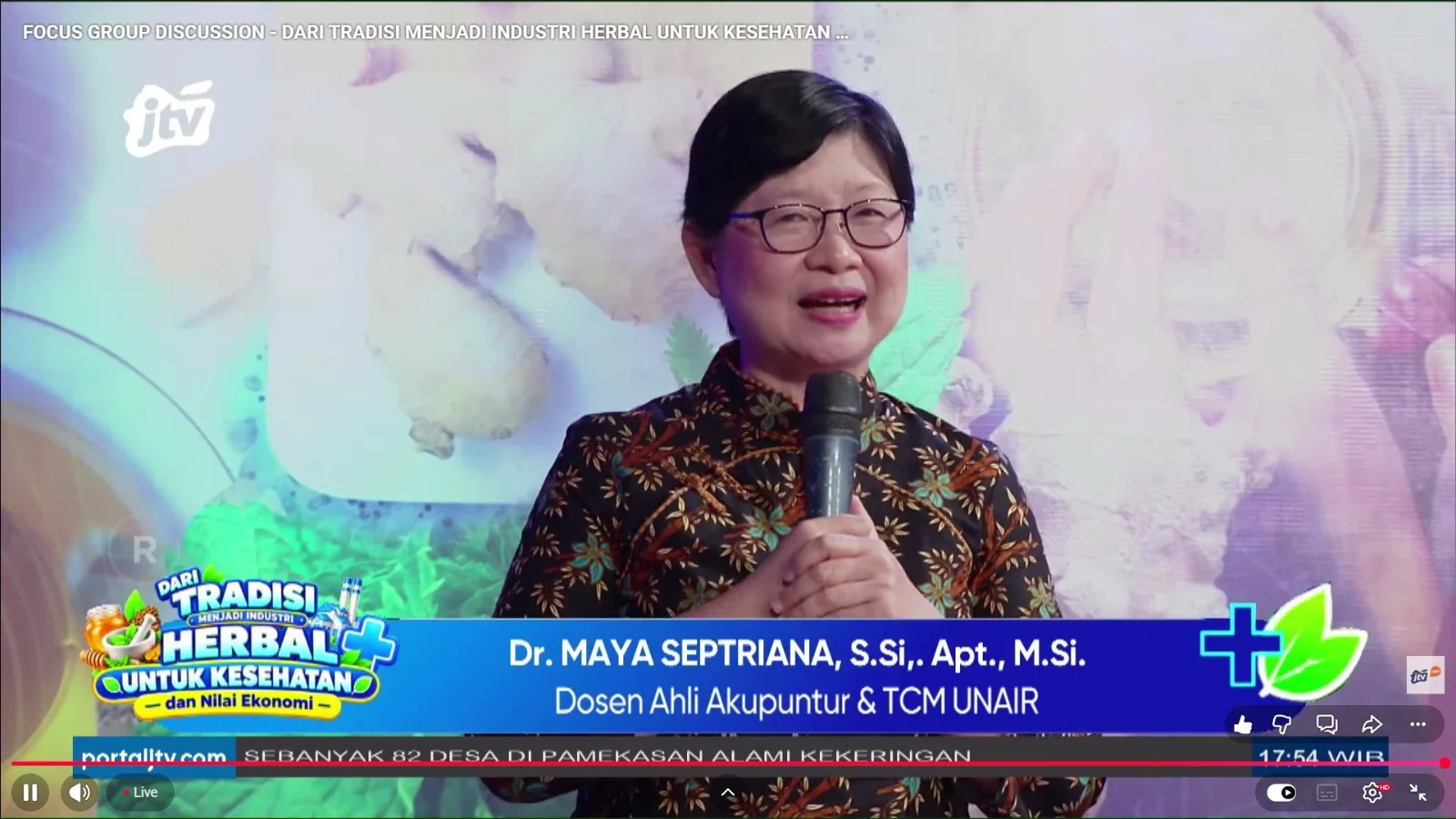 Dr Maya Septriana SSi Apt MSi memaparkan materinya dalam acara FGD yang bertajuk “Dari Tradisi Menjadi Industri Herbal untuk Kesehatan dan Nilai Ekonomi” di JTV pada Jumat (23/10/2026). (Foto: Ainnur Ayu Nanda Agustin)