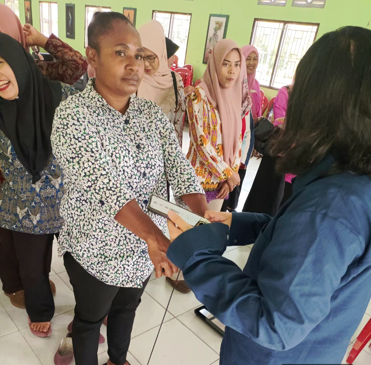 Kader SMART Posyandu Prafi saat menggunakan timbangan analisis komposisi tubuh dalam kegiatan uji coba peralatan (Foto: Istimewa)