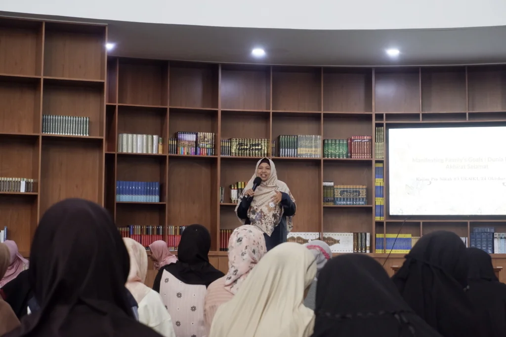 Ustadzah Diana Mufidah menjelaskan pentingnya ilmu sebagai bekal berkeluarga. (Foto: Istimewa).