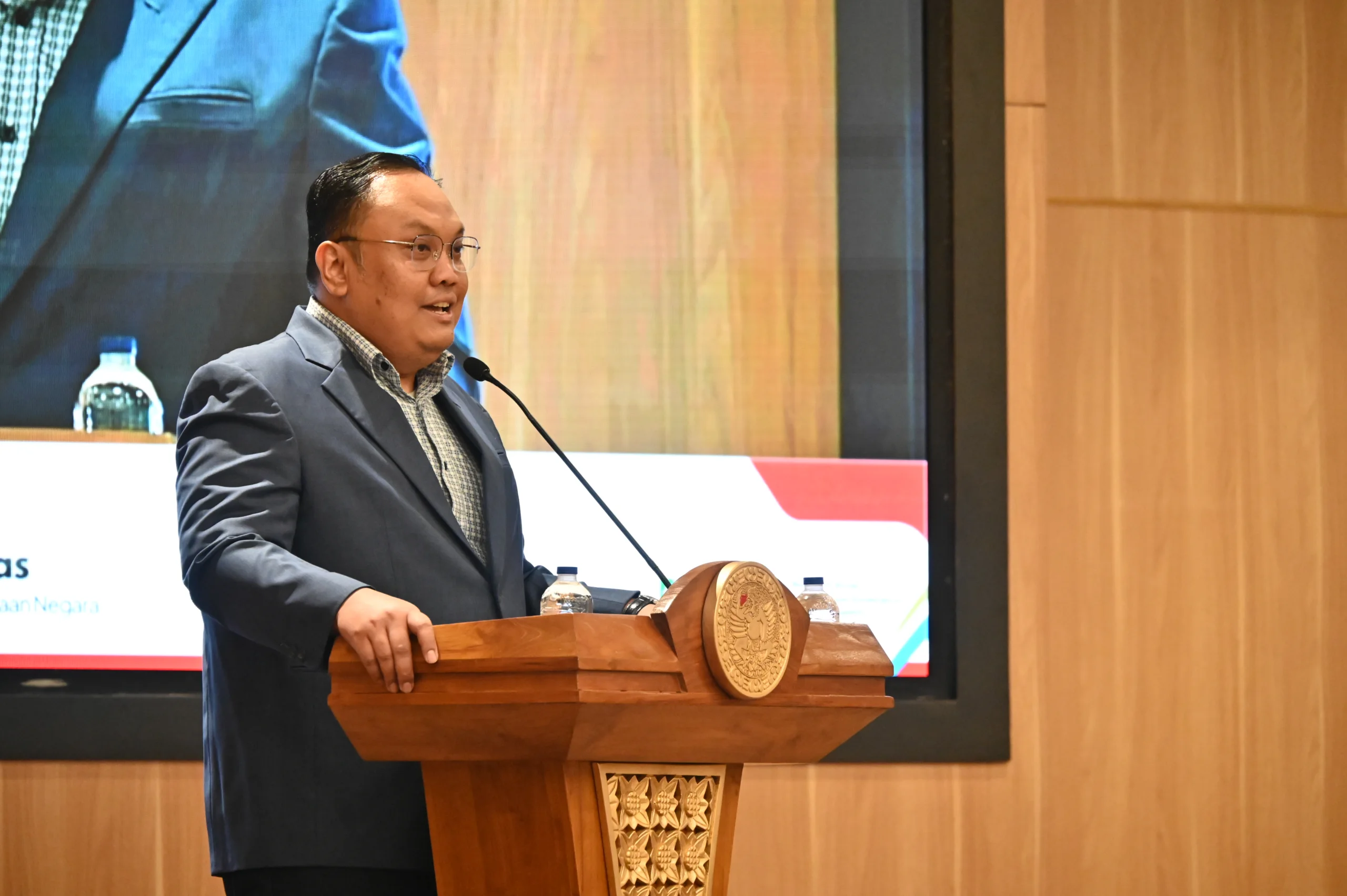 Dr. Maradona, S.H., M.H., LL.M., Wakil Dekan III Fakultas Hukum Universitas Airlangga (FH UNAIR), menekan perlunya ruang netral untuk partisipasi bermakna publik dalam Seminar Nasional di Aula Keadilan, Senin (12/10/2026). (Foto: Humas Fakultas Hukum)
