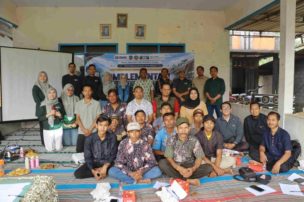 Sekumpulan orang laki-laki dan perempuan berdiri berpose untuk berfoto bersama. Mereka adalah tim pengmas FKH UNAIR dan peserta pengmas yang terdiri dari masyarakat Desa Burno dan perwkailan Dinas Ketahanan Pangan dan Pertanian Kabupaten Lumajang.