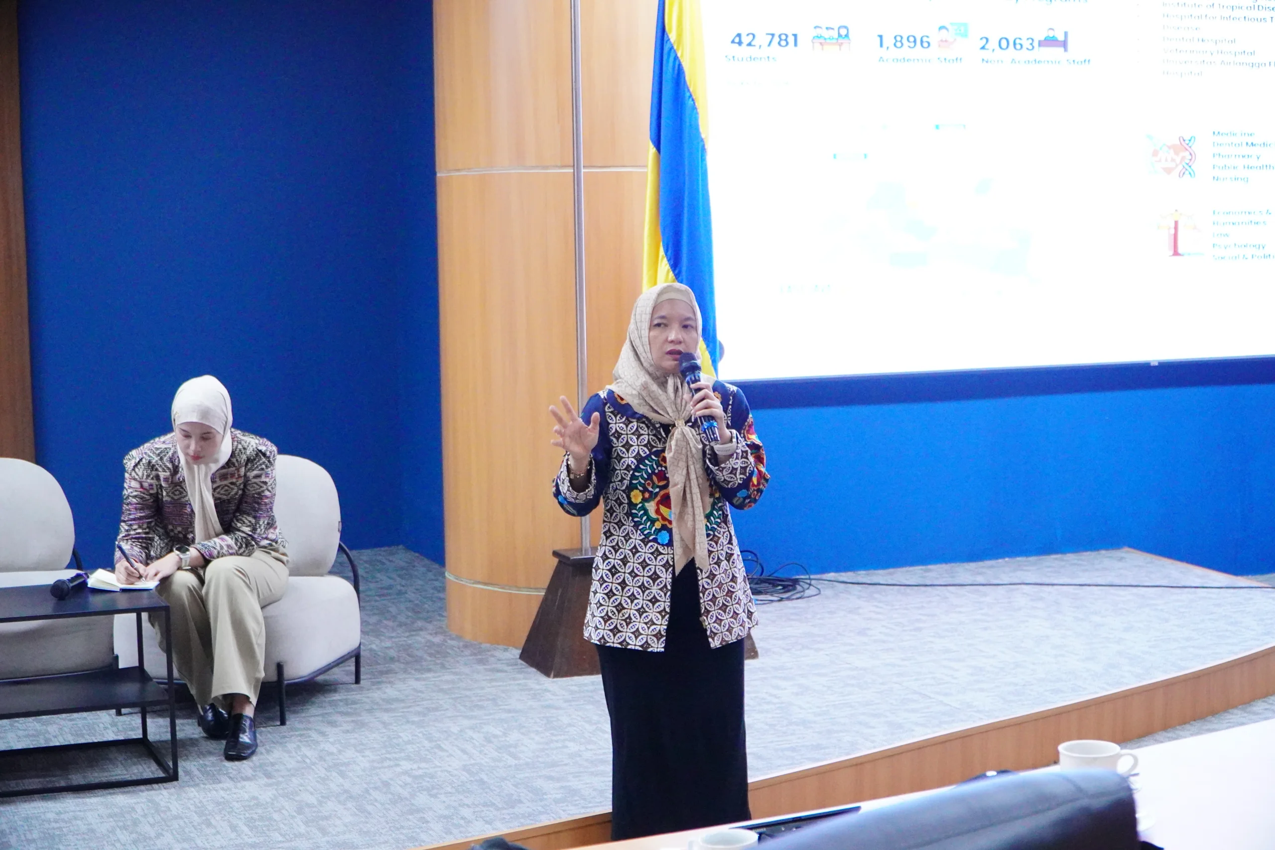 Kepala Subdirektorat Riset Internasional dan Penguatan Pusat Penelitian DRI UNAIR, Dr Kurnia Dwi Artanti dr MSc, saat memaparkan materi strategi penguatan ekosistem riset dan kolaborasi lintas disiplin pada Workshop Riset Berdampak. (Foto: Panitia LPJPHKI)