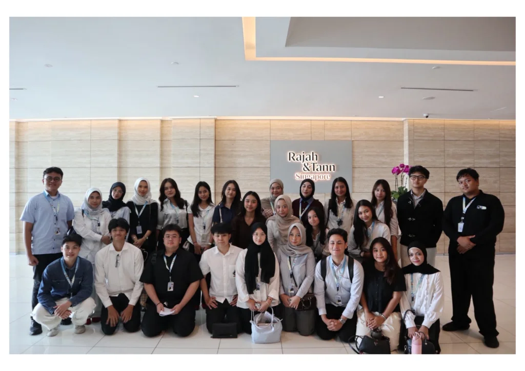 Mahasiswa Fakultas Hukum Universitas Airlangga (UNAIR) mengikuti International Conference (ICON) di Singapura