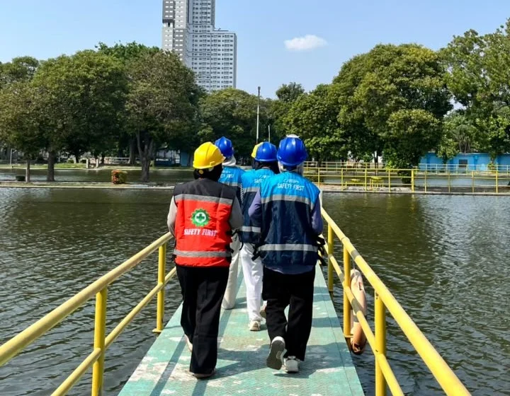 Mahasiswa FST melakukan survei sistem ZAMP di PDAM Surya Sembada, Surabaya (Foto : istimewa).
