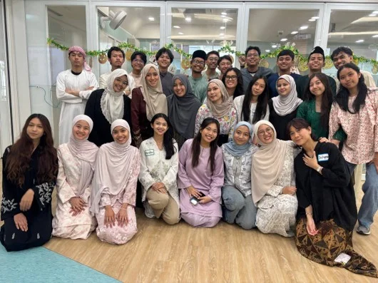 : Dokumentasi bersama mahasiswa internasional dalam kegiatan relawan 