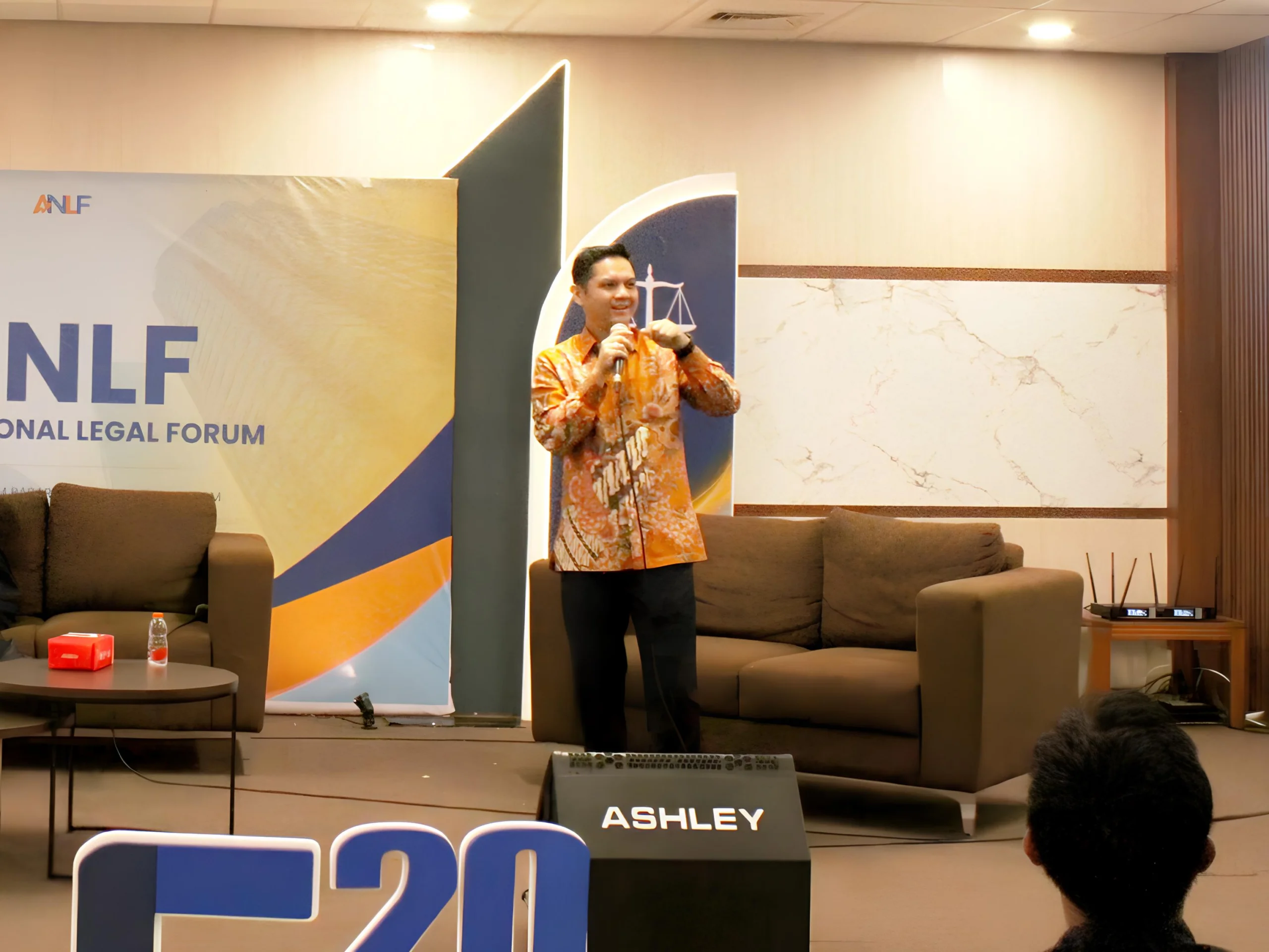 Mohammad Renaldi Zulkarnain SH LLM menjelaskan ancaman penurunan status pasar saham Indonesia dalam Seminar Nasional ALSA National Legal Forum (ANLF) 2026 (Foto : istimewa).