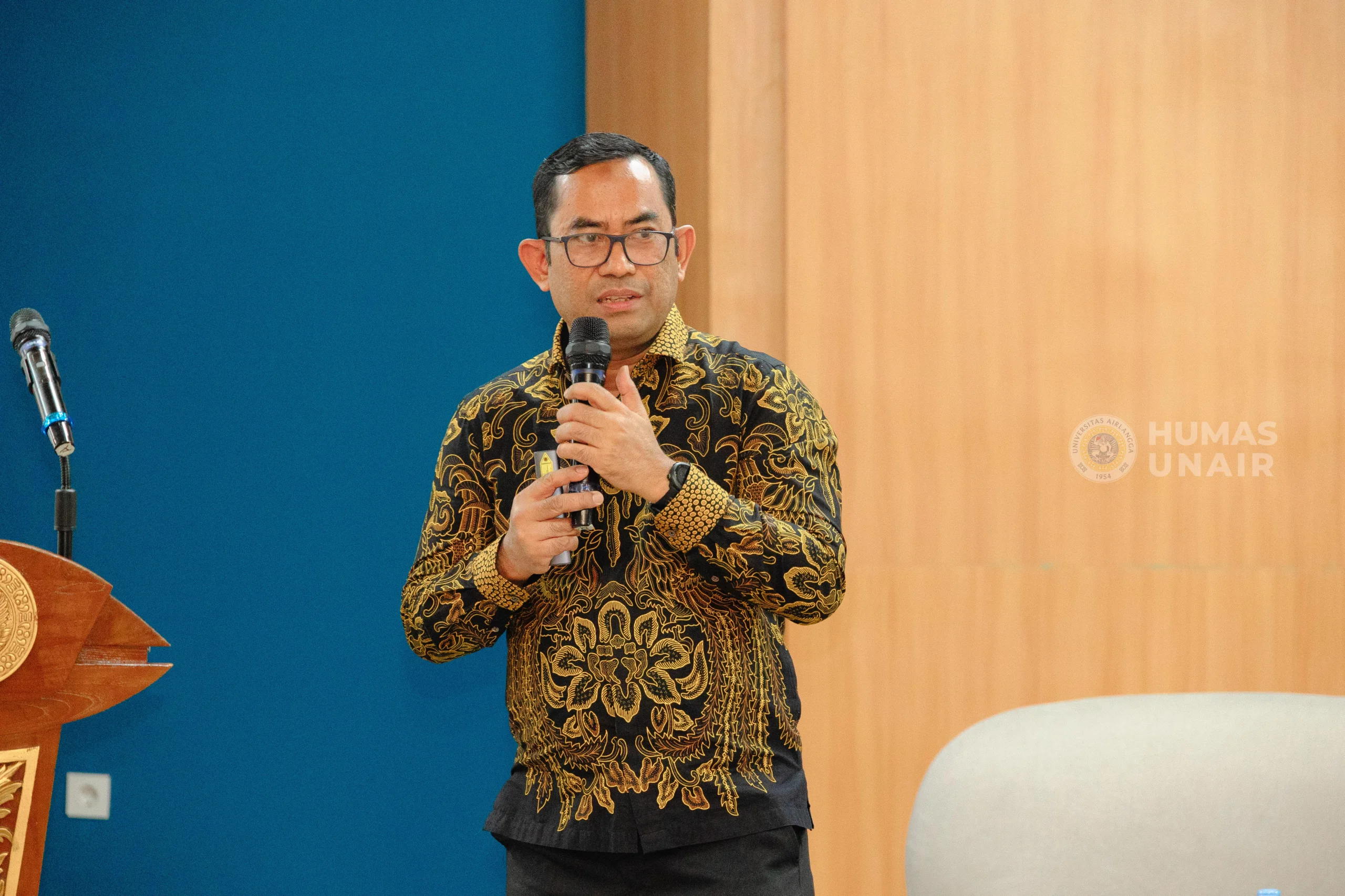 Pakar Keamanan Siber sekaligus Head of Ignite PT Pijar Edukasi Teknologi, Yogiswara Witha, saat memaparkan materi tata kelola keamanan siber dan perlindungan data pribadi pada Pelatihan Tim Humas UNAIR di Aula Bima Suci, Gedung ACC Kampus C UNAIR, Selasa (20/10/2026). (Foto: Humas UNAIR)