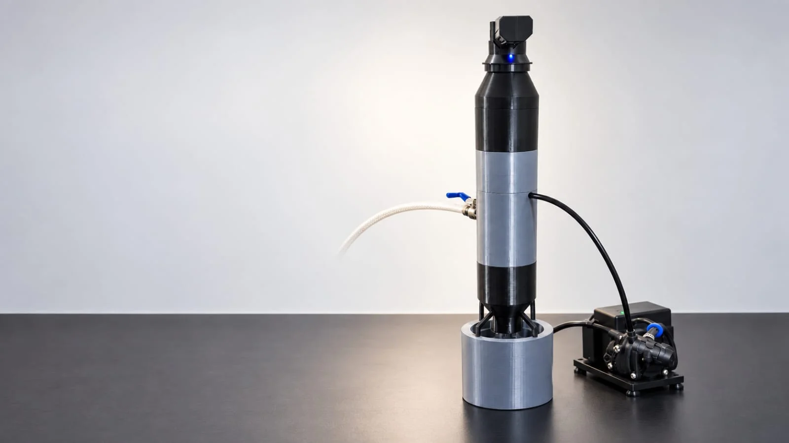 Prototipe alat NEO-PYROPURE, sistem purifikasi emisi hibrida dan modular berbasis nano-adsorben zeolit yang dirancang untuk mesin peleleh plastik skala industri kecil. (Foto: Istimewa)