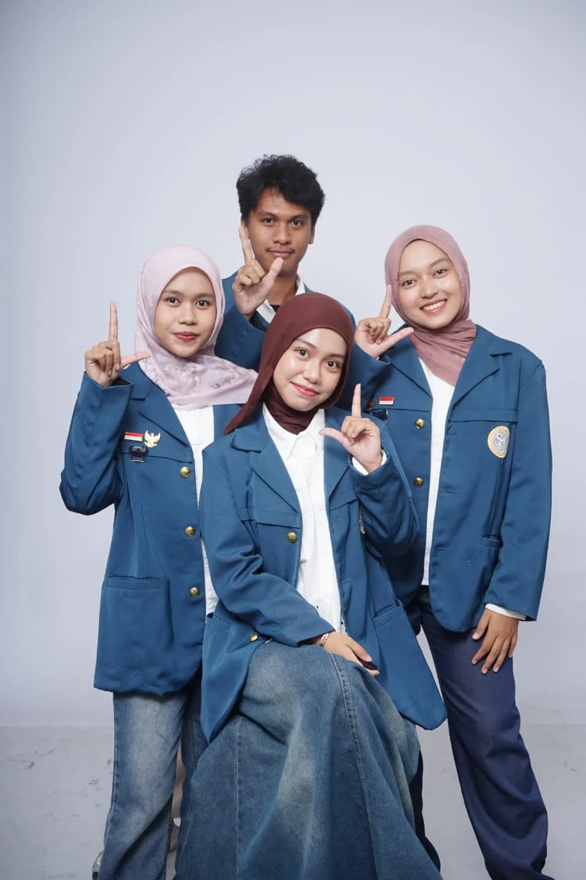 Tim LARVACLE PKM-PM UNAIR yang terdiri dari Kayla Alpha Hanundita Suli, Atikah Kurniawati, Fahruriza Nayla Aura Mahendra, dan Kevin Yehezkiel Harianja yang berhasil lolos menuju ajang PIMNAS ke-39. (Foto: Dok. Istimewa)