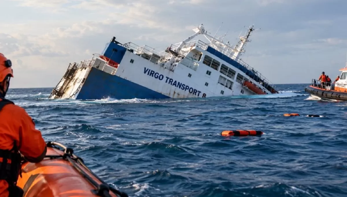 Kondisi Kapal Virgo Transport 8 saat mengalami kemiringan di perairan. Insiden ini menjadi catatan penting terkait urgensi evaluasi keselamatan dan penerapan risk-based safety management dalam pelayaran. (Foto: Koran Jakarta)