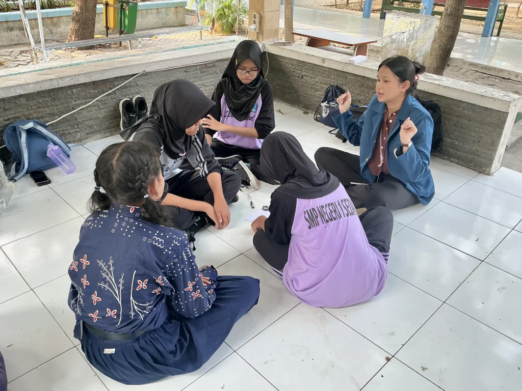 Pendampingan siswa SMPN 1 Sedati dalam proses penyusunan artikel populer (Foto : istimewa).