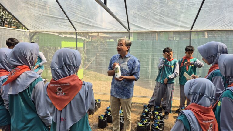 XFeedZyme UNAIR Bantu Peternak Blitar Tingkatkan Efisiensi Pakan Ayam