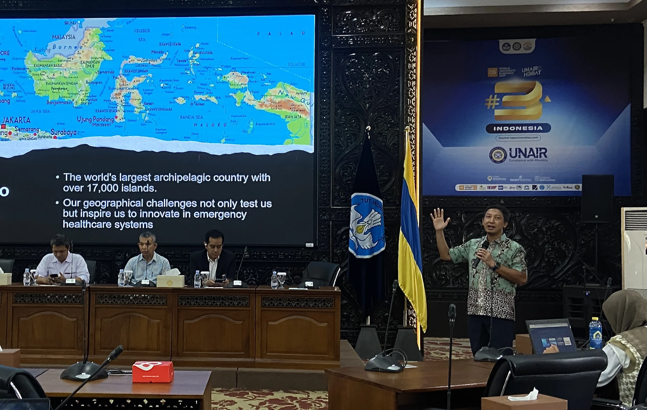 Ketua Garda Ksatria Airlangga, Dr Bambang Pujo Semedi dr SpAn-TI SubspTI(K), saat memaparkan materi manajemen respon darurat bencana pada sesi paralel konferensi internasional SDGs CONNECT 2026 di Hall Amerta Gedung Rektorat Kampus MERR-C UNAIR, Jumat (16/10/2026). (Foto: Humas UNAIR)