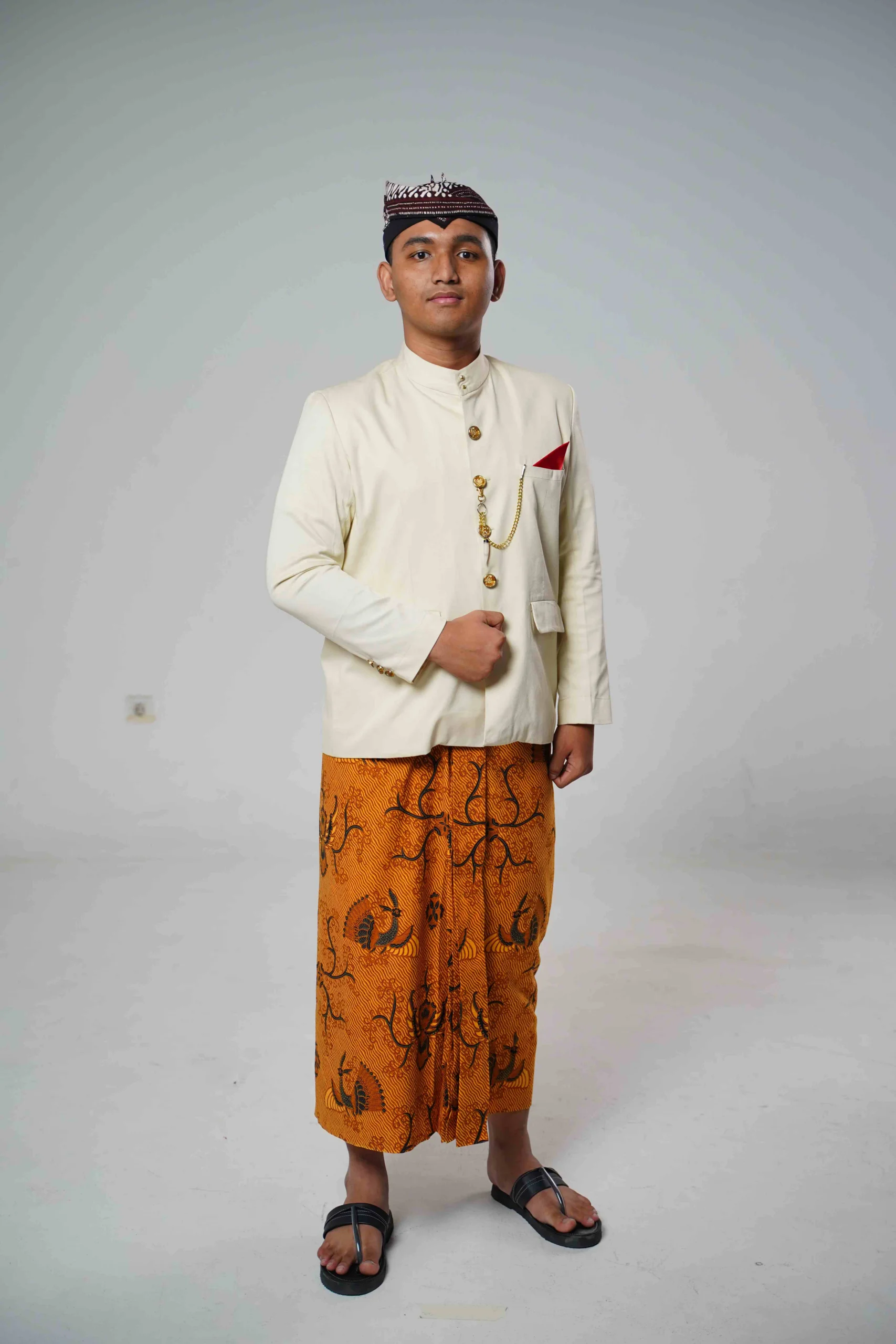 Seorang laki-laki mengenakan pakaian adat jawa, berdiri menghadap kamera. Ia adalah Mahasiswa FISIP UNAIR, Dio Andrew Sheva Headen, yang meraih gelar Cak Favorit Surabaya (10/10/2026)