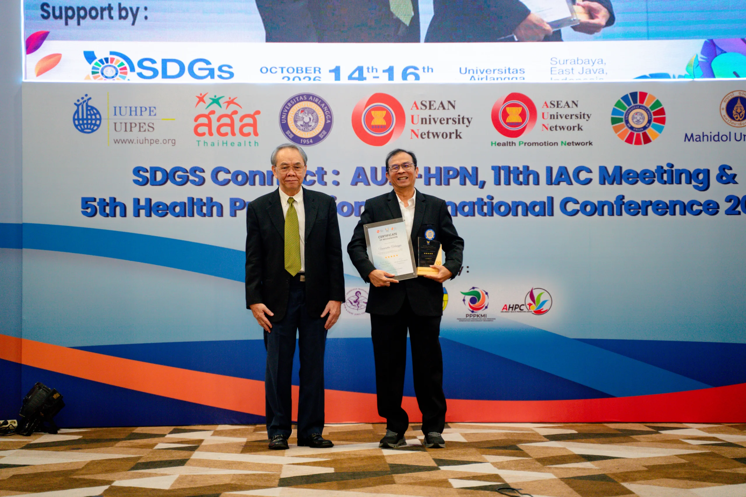 Prof. Dr. Muhammad Madyan, S.E., M.Si., M.Fin saat menerima penghargaan HURS dalam kegiatan AUN-HPN 2026. (Foto: AGT UNAIR)