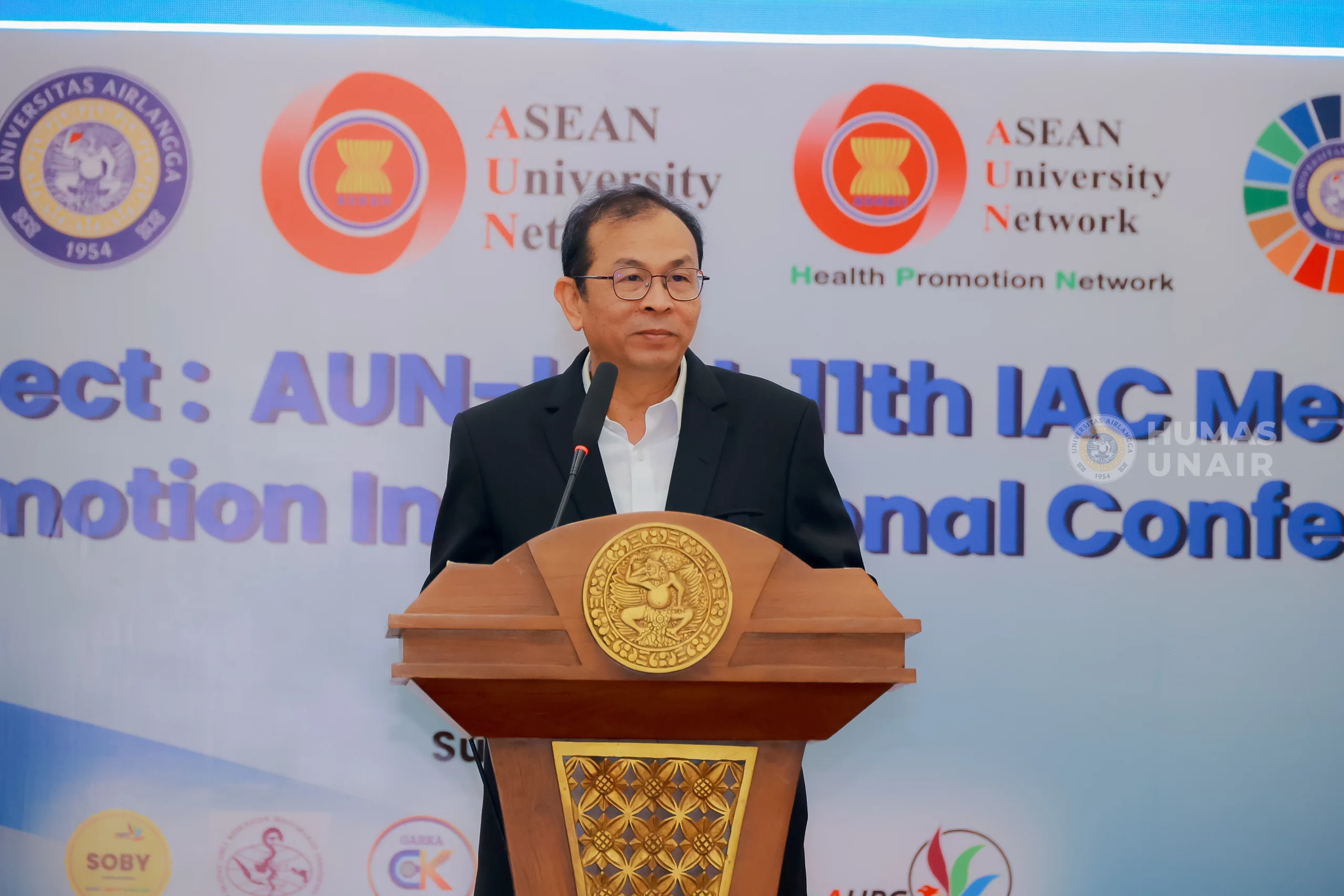 Rektor UNAIR, Prof Dr Muhammad Madyan SE MSi MFin saat menyambut peserta dan delegasi konferensi di Gedung Garuda Mukti, Kantor Manajemen Kampus MERR-C UNAIR pada Rabu (14/10/2026). (Foto: PHMP UNAIR)