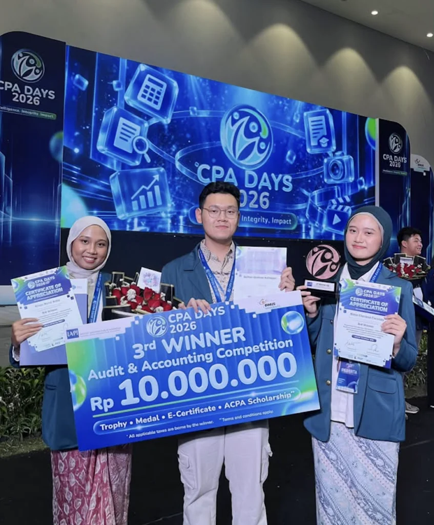 Tim Finding Memo FEB UNAIR, Kiara Clarissa Farandy, Griffan Qisthan Rafidayn, dan Kinan Nurul Atika mengabadikan momen keberhasilan meraih Juara 3 dalam ajang Assurance Intelligence Challenge CPA Days 2026 di BINUS University Alam Sutera, Sabtu (10/10/2026). (Foto: Istimewa)