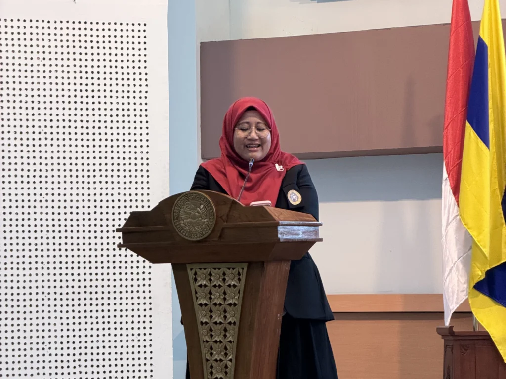 Prof Dr Tika Widiastuti SE MSi menyampaikan sambutan dalam membuka sesi terakhir studium generale. (Foto: Istimewa).