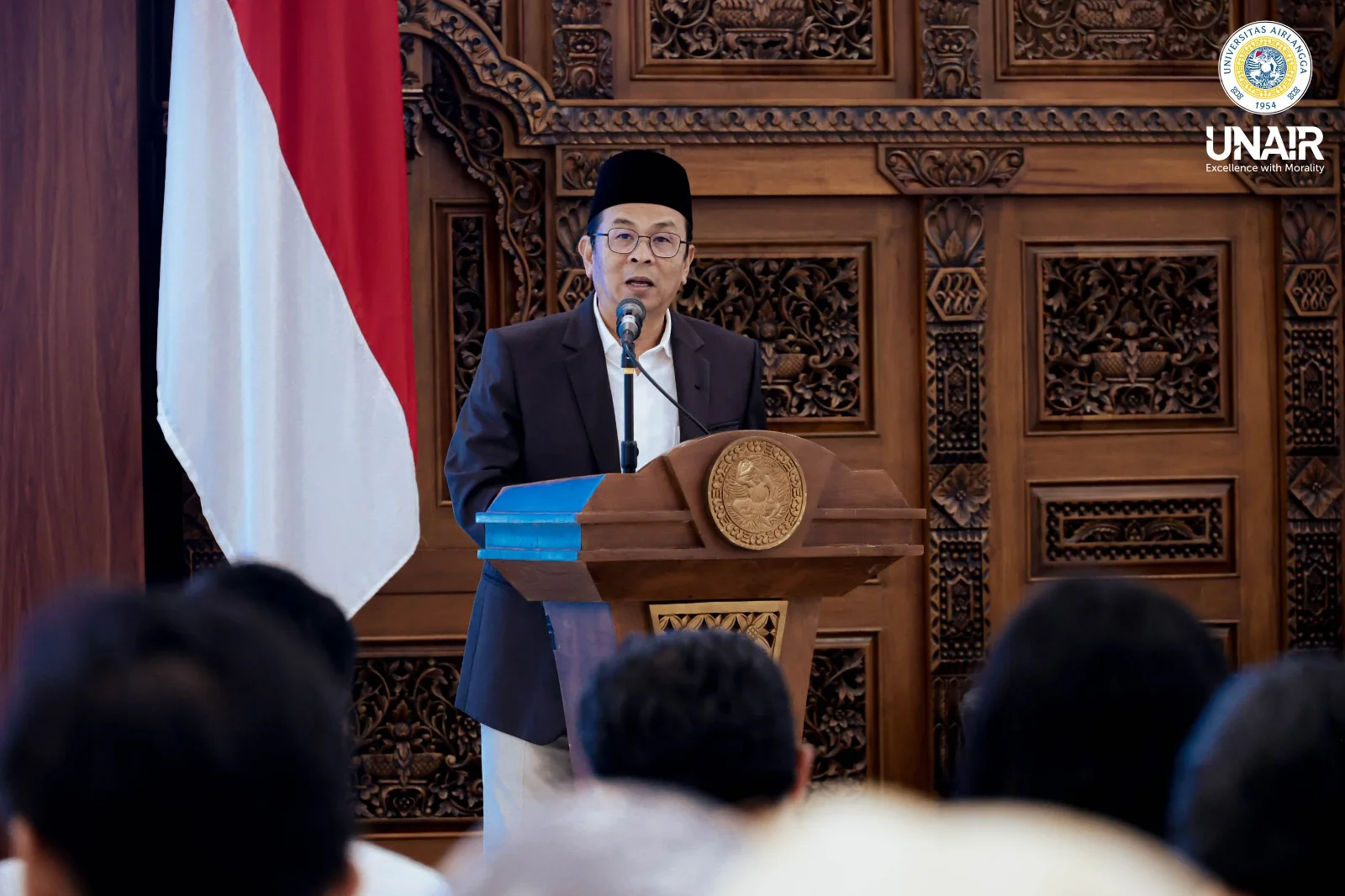 Sambutan oleh rektor UNAIR dalam acara penyerahan SK JAD, CDT, dan pengumuman Serdos di ruang THE IX, Lantai 1 Kantor Manajemen Kampus MERR-C UNAIR pada (9/10/2026). (Foto: Humas UNAIR)