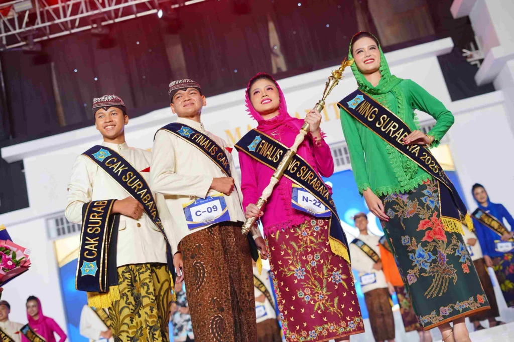 Empat orang berpose, terdiri dari dua laki-laki di samping kiri, dan dua perempuan di samping kanan. Mereka mengenakan pakaian adat Jawa Timur. Nomor dua dari kanan ialah Sarwa Savira Ahmad saat dinobatkan sebagai Ning Surabaya