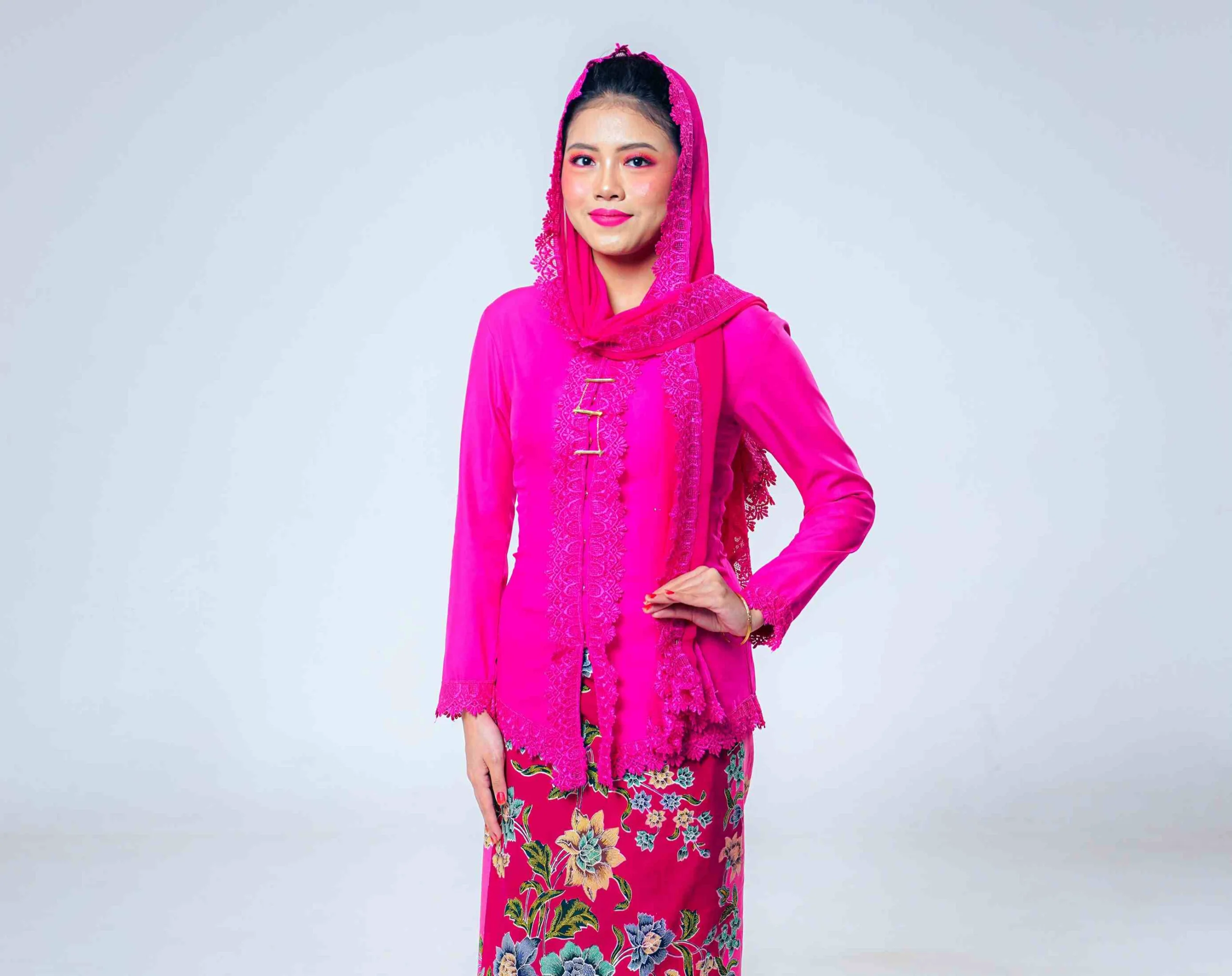 Seorang perempuan mengenakan pakaian adat Jawa Timur berwarna pink. Ia adalah Sarwa Savira Ahmad, mahasiswa UNAIR yang raih gelar Ning Surabaya