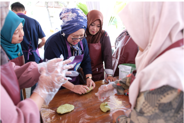 Pemateri bersama para peserta pelatihan saat membuat Mie Chlorella berbahan Telur/daging Bebek di Halaman Pemda Kabupaten Lamongan, Selasa (29/9/2026). (Foto : FKH UNAIR)