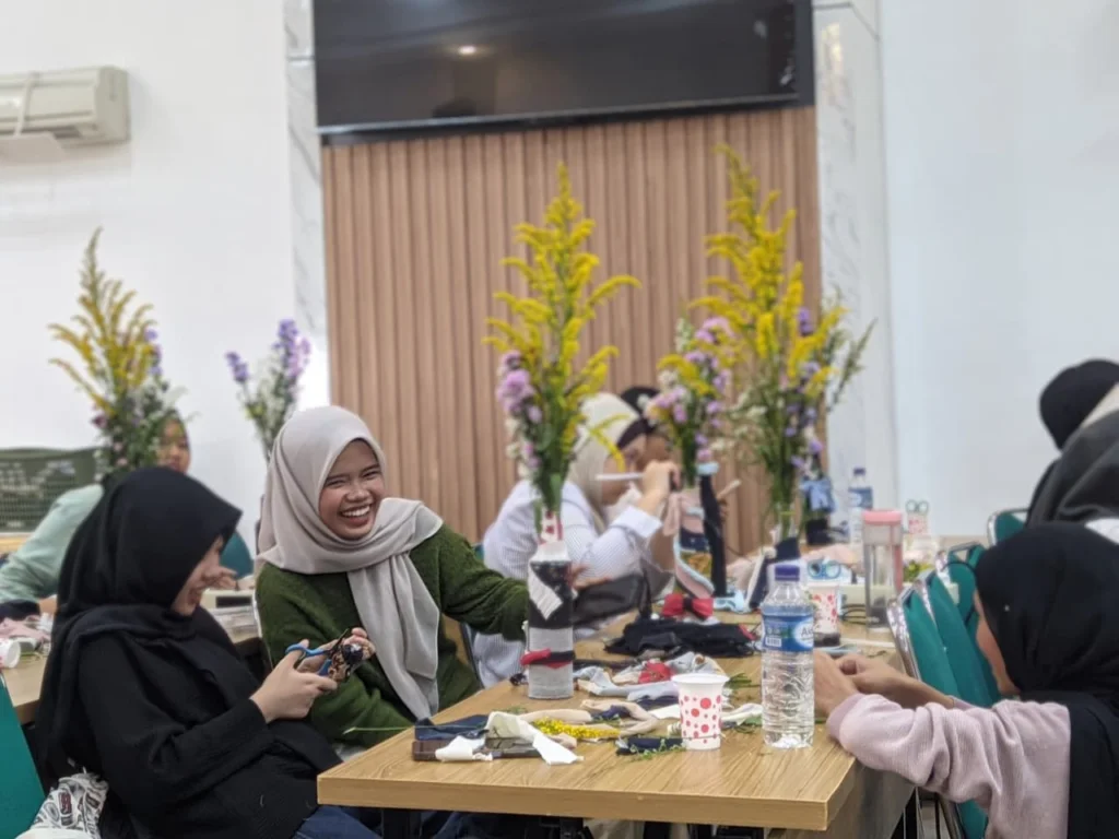 Sejumlah peserta melakukan kegiatan menghias botol bekas yang merupakan rangkaian acara Econable 2026 pada Sabtu (24/10/2026). (Foto: Ainnur Ayu Nanda Agustin).