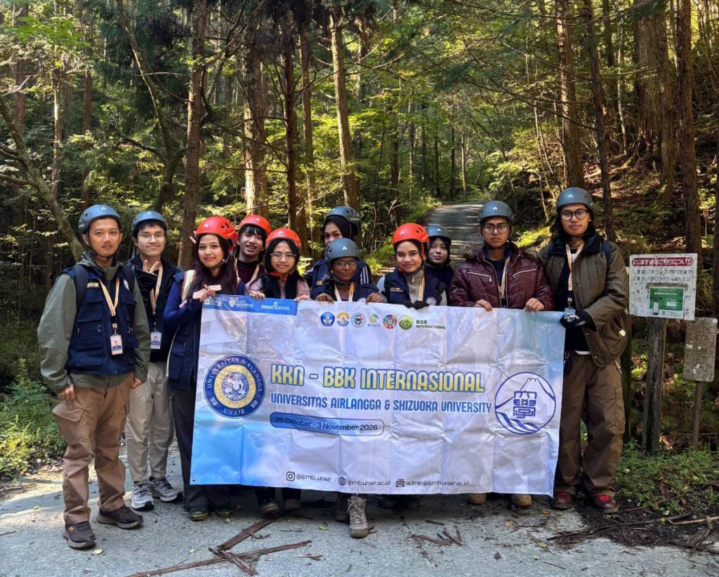 Tim KKN BBK Internasional UNAIR melakukan sesi foto bersama sebelum melakukan pembelajaran lingkungan di Hutan Hamamatsu Jepang