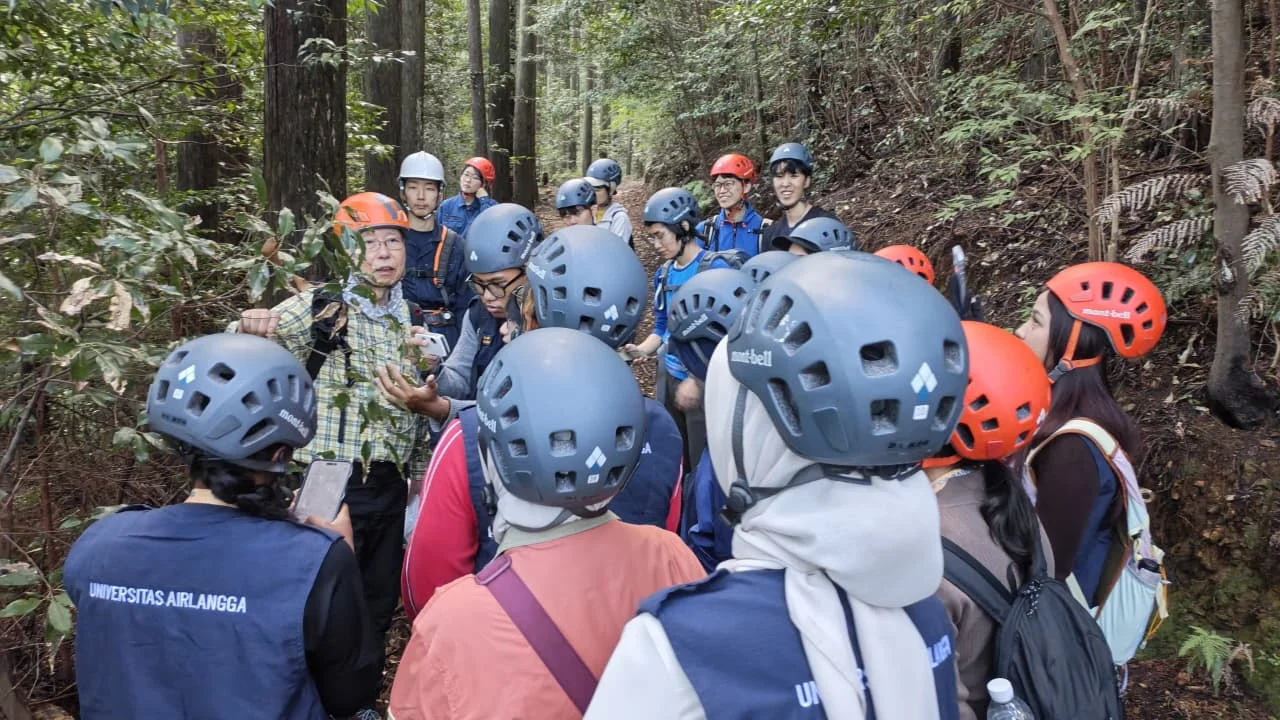 Mahasiswa UNAIR Bersama Mahasiswa Shizuoka University saat pembelajaran di Hutan Dipandu oleh Prof Mizunaga