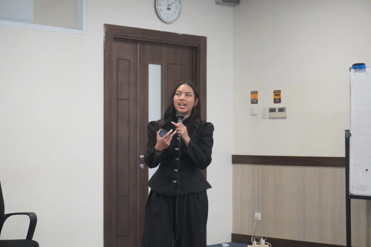Glorya Angela saat menyampaikan materi pada Futurepreneur National Seminar 2026. (Foto: Istimewa)