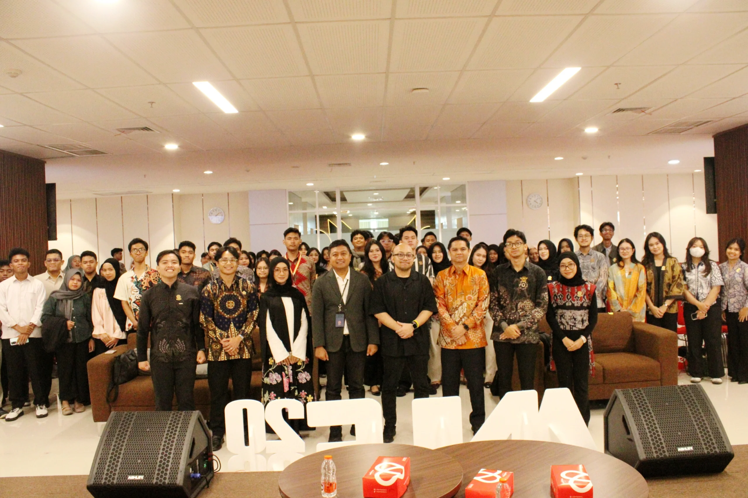Sesi foto bersama Seminar Nasional ANLF 2026 pada Jumat (16/10/2026) di Kampus Dharmawangsa-B UNAIR (Foto : istimewa).