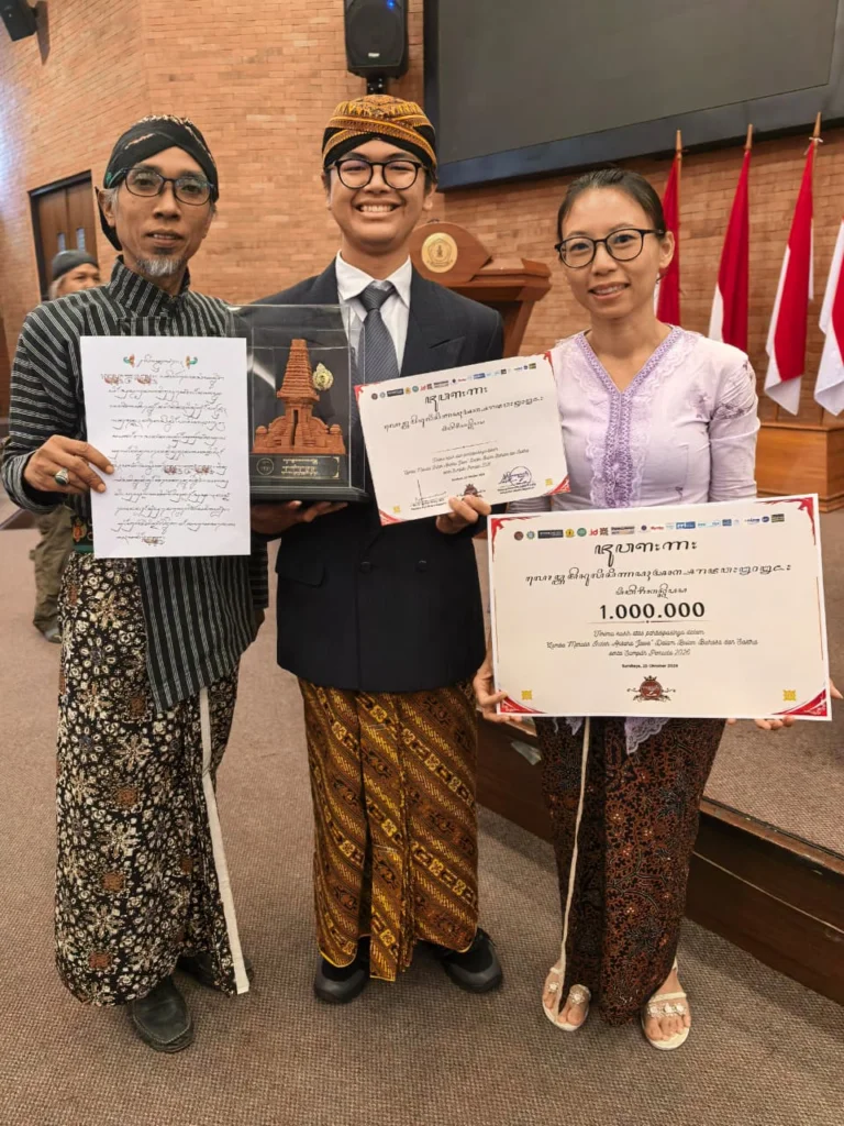 Mahasiswa Perikanan UNAIR Raih Juara Satu Lomba Menulis Indah Aksara Jawa Tingkat Jatim