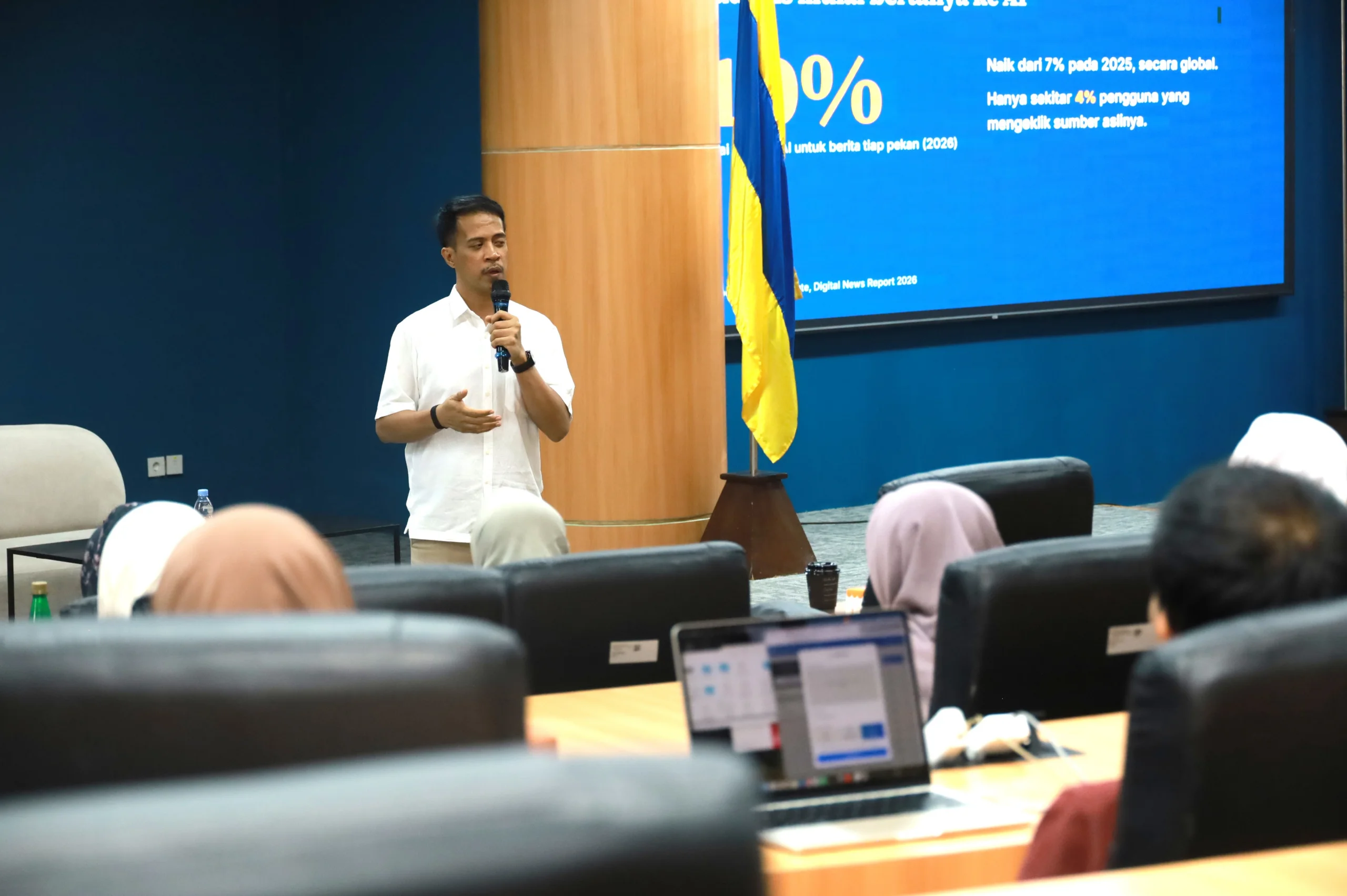 Pemimpin Redaksi Indozone, Dr Fahmy Fotaleno SIP MIKom, saat memaparkan materi tata kelola penggunaan AI dan etika jurnalistik pada Pelatihan Tim Humas UNAIR di ACC Kampus C UNAIR, Selasa (20/10/2026). (Foto: Humas UNAIR)