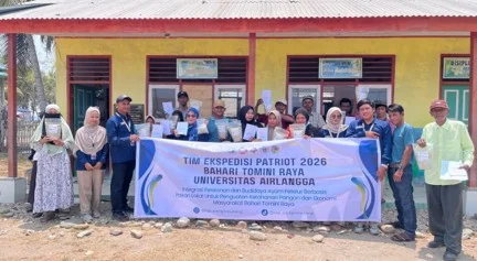 Kegiatan Tim Ekspedisi Patriot Unair Parigi Moutong saat melaksanakan FGD cara pembuatan tepung Ikan terhadap para Nelayan di kawasan pantai Moian Desa Palapi Parigi Moutong pada Minggu (18/10/2026) (foto: Tim TEP UNAIR)